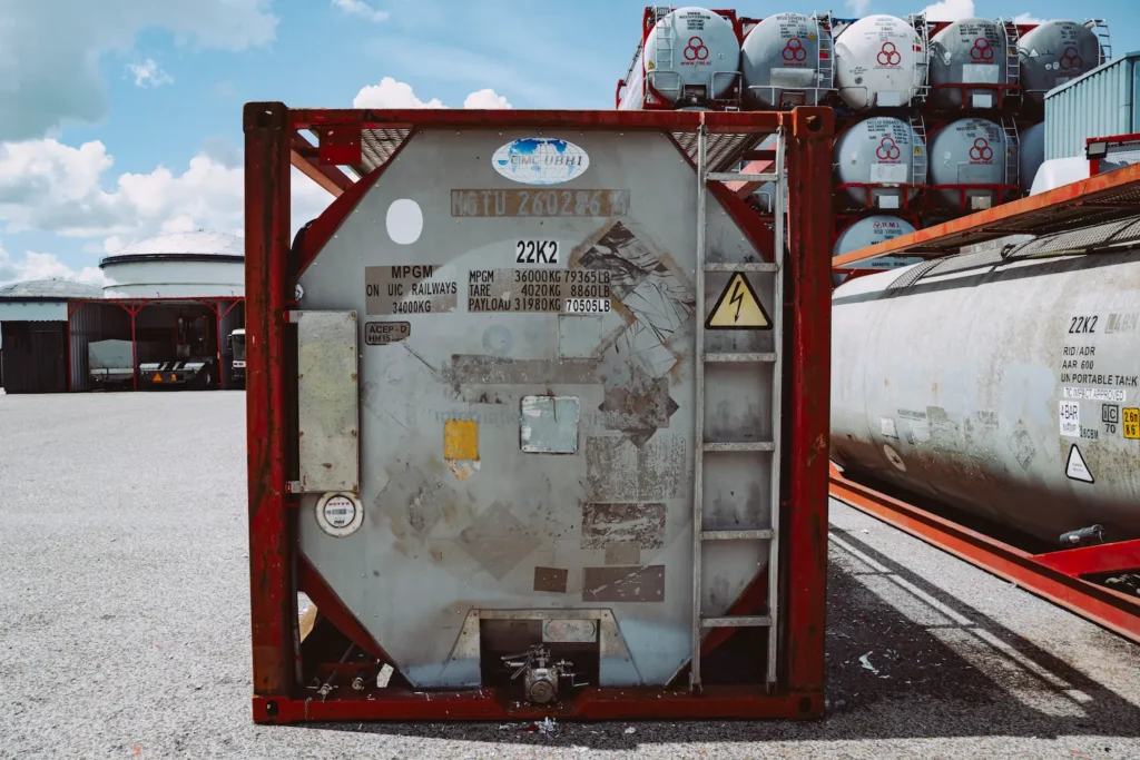 20ft tankcontainer: roestvrijstalen tank in een Cortenstalen frame