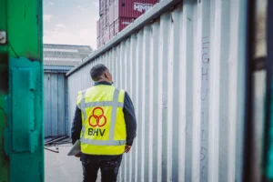 Inspección de un contenedor marítimo usado en el terreno de RCC en Botlek, Rotterdam