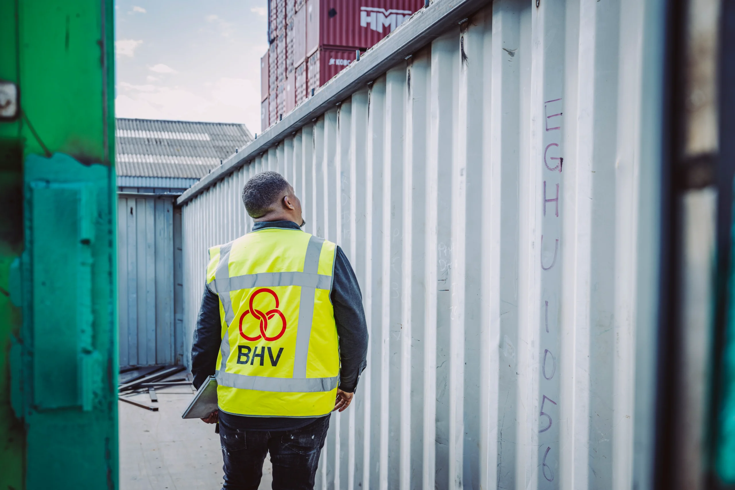 Inspectie van een gebruikte zeecontainer op het terrein van RCC in Botlek Rotterdam