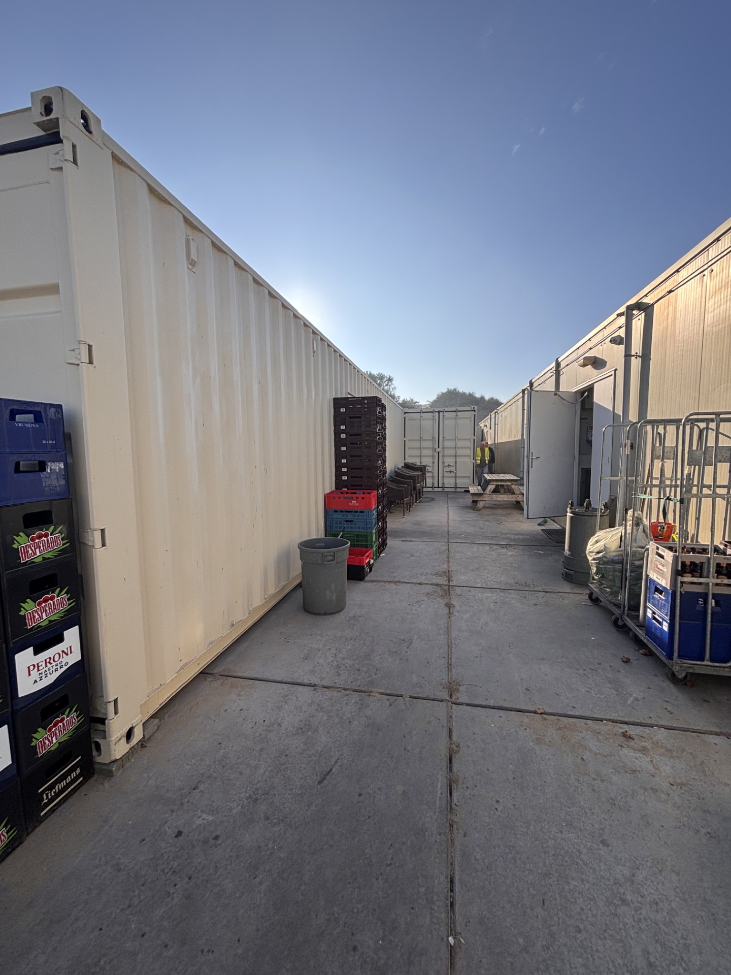 Containeropslagruimte bij beachclub Havana in gebruik naar aanleidingen van de modificatie.